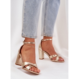Sandale pe un călcâi barbular cu piele eco de aur 2