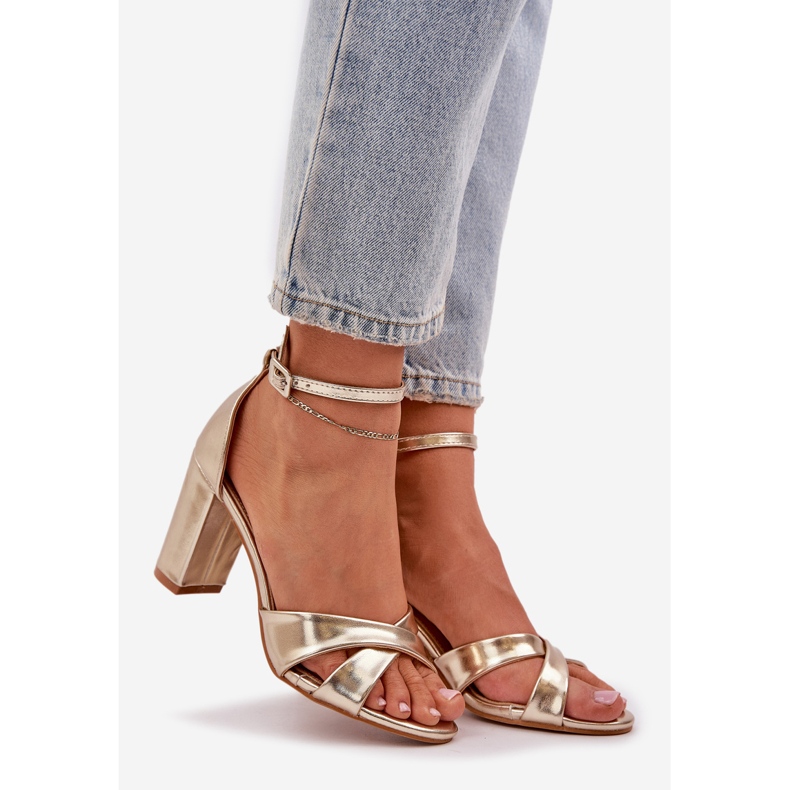 Sandale pe un călcâi barbular cu piele eco de aur 1