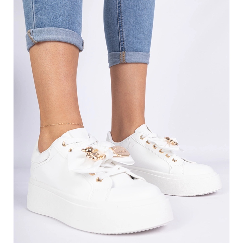 Adidași albi decorați cu un arc și un ursuleț auriu 1