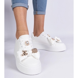 Adidatoarele albe pentru femei decorate cu un urs 1