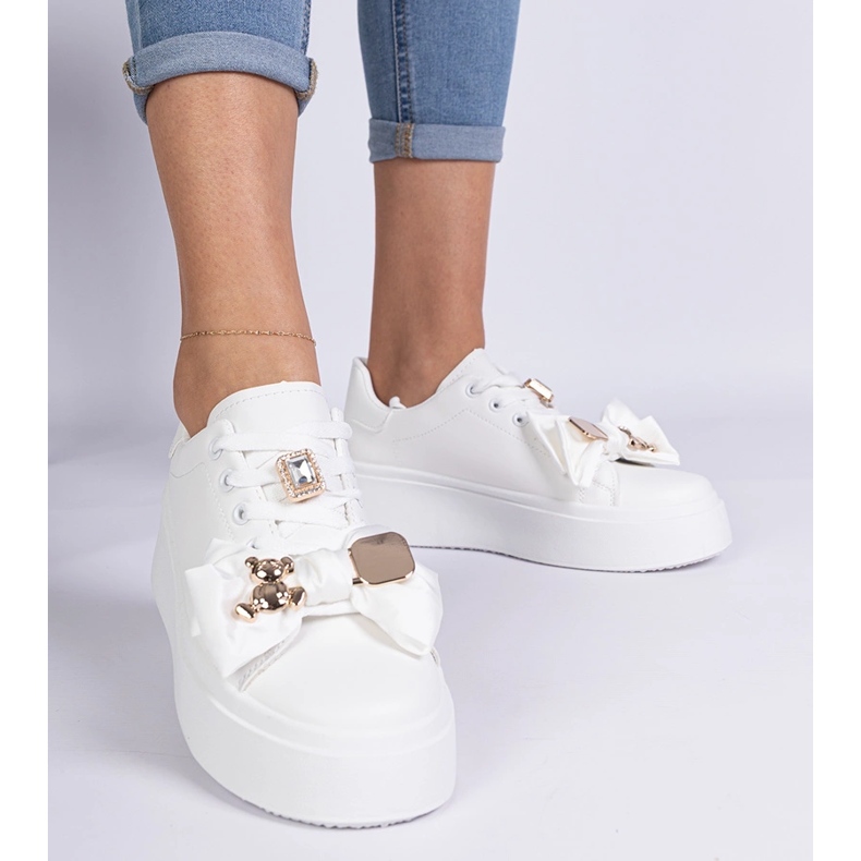 Adidatoarele albe pentru femei decorate cu un urs 1