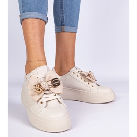 Adidaje bej decorate cu un arc și un ursuleț de aur 2
