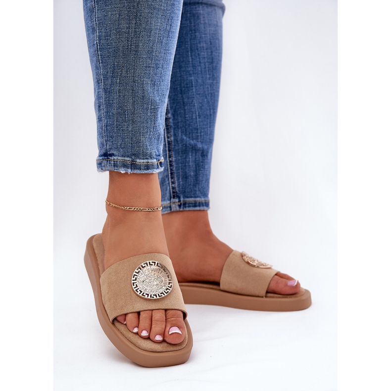 Papuci pentru femei cu un decor de aur bej 2