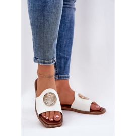 Flip -flop -uri din piele Eco cu o decorare albă cu o decorare albă 2 Flip -flop -uri din piele Eco cu o decorare albă cu o decorare albă 2