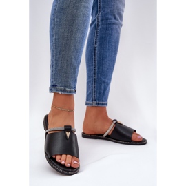 Flip -flop -uri din piele eco cu o curea neagră cu bandă decorativă cu o curea neagră negru 2 Flip -flop -uri din piele eco cu o curea neagră cu bandă decorativă cu o curea neagră negru 2