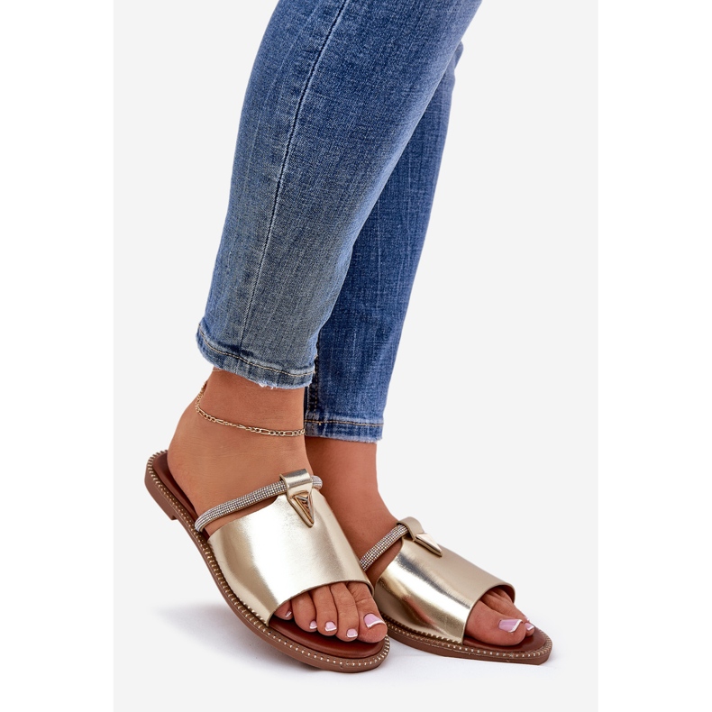 Tocuri plate din piele eco cu o curea de aur decorativă 1 Tocuri plate din piele eco cu o curea de aur decorativă 1