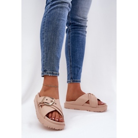 Papuci pe platformă cu o cataramă bej 2