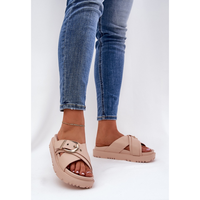 Papuci pe platformă cu o cataramă bej 2