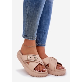 Papuci pe platformă cu o cataramă bej 1