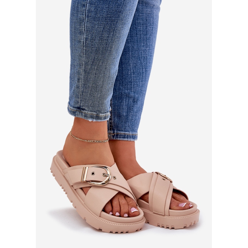 Papuci pe platformă cu o cataramă bej 1