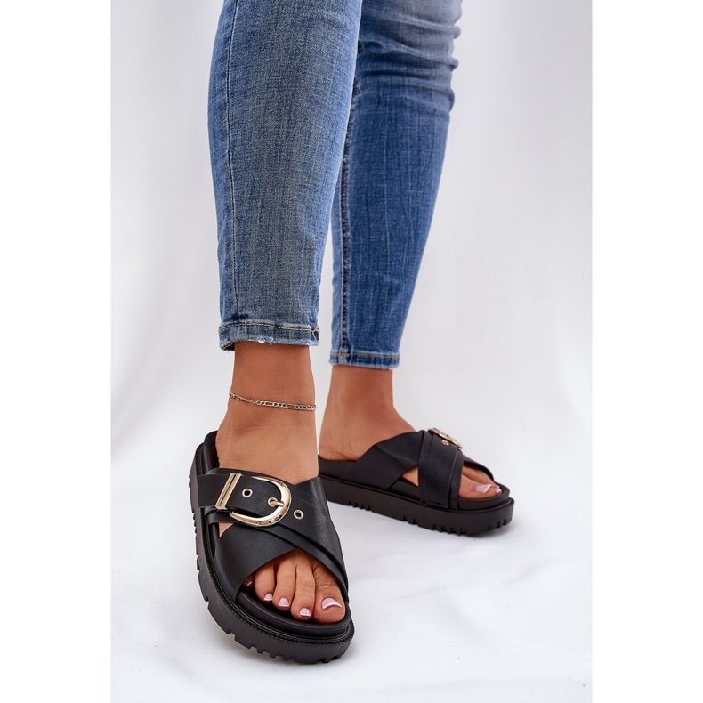 Papuci pe platformă cu o cataramă neagră negru 2