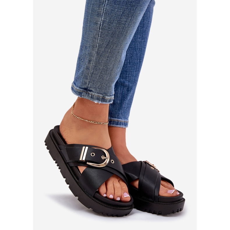 Papuci pe platformă cu o cataramă neagră negru 1