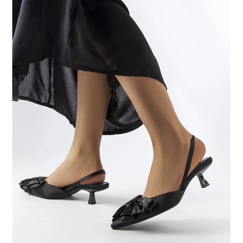 Tocuri înalte negre cu un arc negru 1