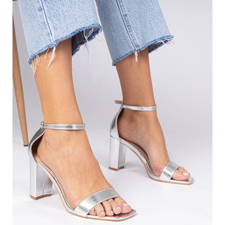Sandale de argint pe un post înalt 1