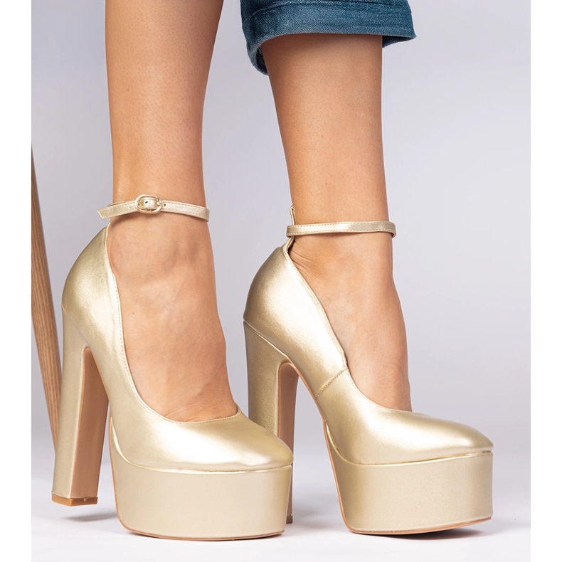 Pompe metalice de aur pe un post înalt 2