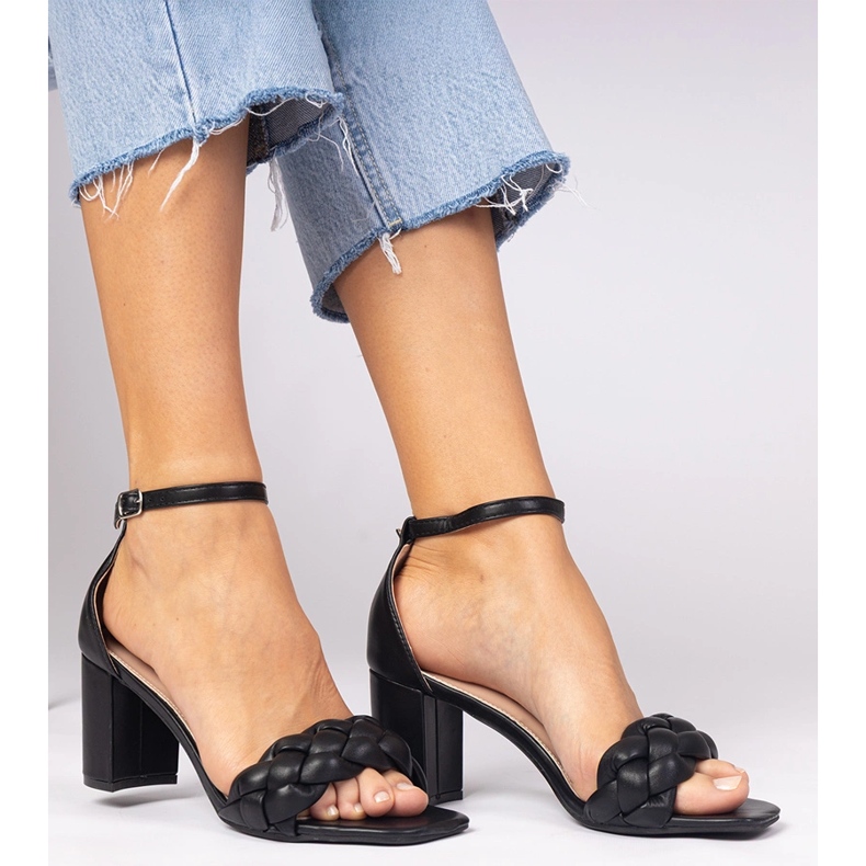 Sandale negre pe postul acoperit negru 1