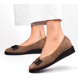 Pantofi cu pană de damă din piele intoarsa cu decor tau GD-FL766T bej 2 Pantofi cu pană de damă din piele intoarsa cu decor tau GD-FL766T bej 2