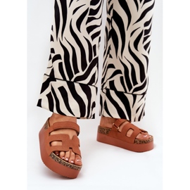 Papuci pe platforma masivă de cămile maro 2 Papuci pe platforma masivă de cămile maro 2