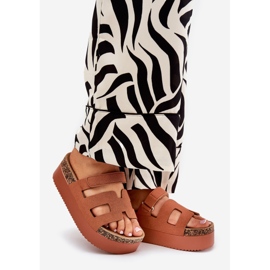 Papuci pe platforma masivă de cămile maro 1 Papuci pe platforma masivă de cămile maro 1