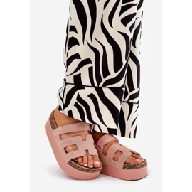 Papuci pe o platformă masivă roz 1 Papuci pe o platformă masivă roz 1