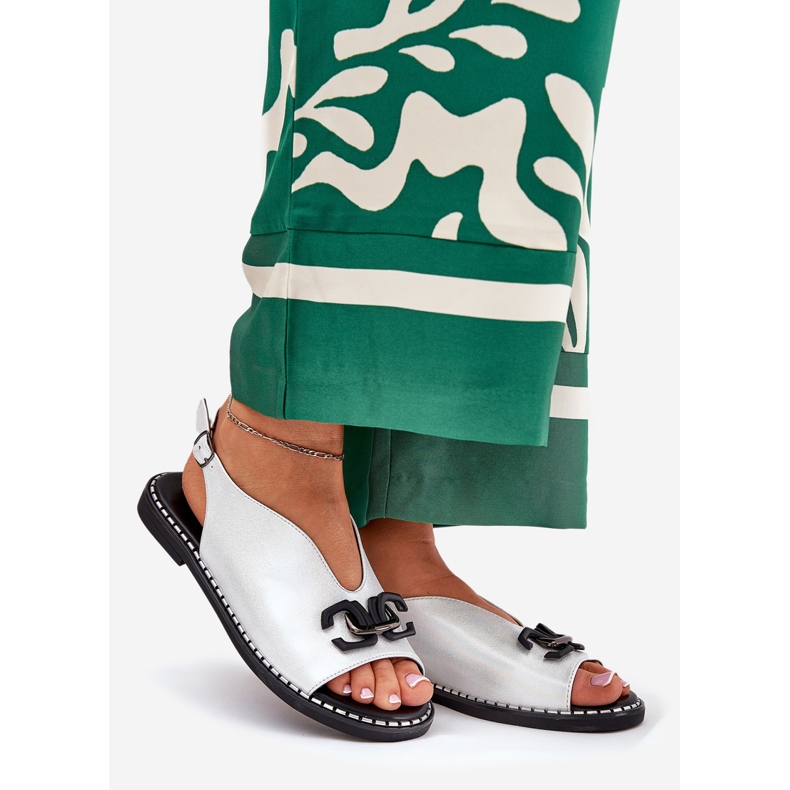 Sandale cu lac plat cu o piele de argint cu ornament eco 1