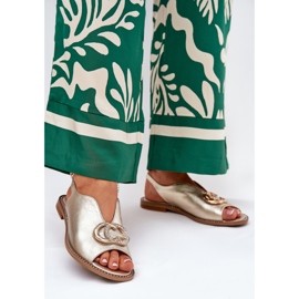 Sandale din piele cu lac plat cu decorarea Laura Messi 2865 Zlotys de aur 2 Sandale din piele cu lac plat cu decorarea Laura Messi 2865 Zlotys de aur 2