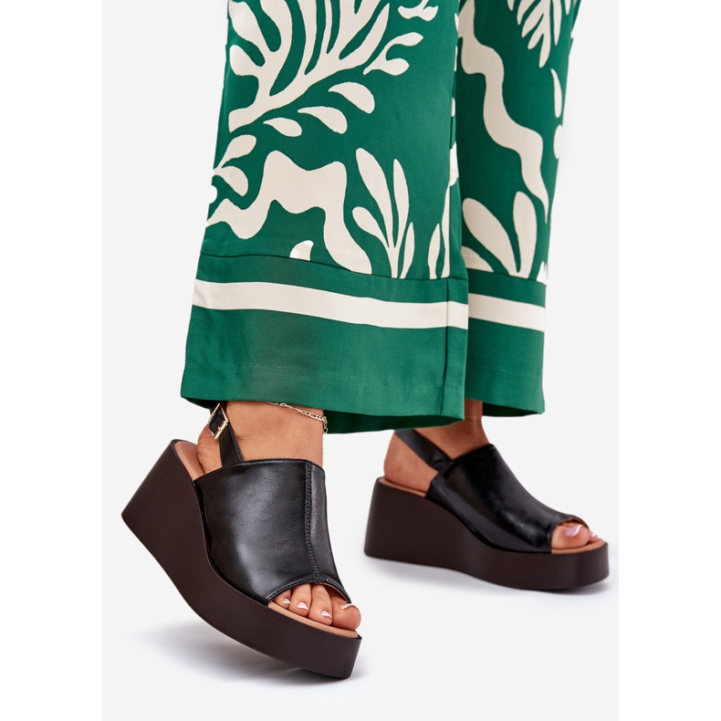 Jezzi Sandale pentru femei cu piele ecologică pe platformă și pene negre negru 1 Jezzi Sandale pentru femei cu piele ecologică pe platformă și pene negre negru 1