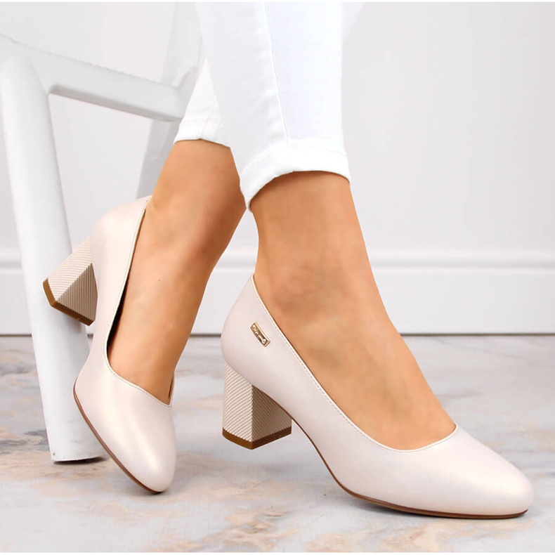 Pompe bej perlat pe un stâlp decorativ de la Sergio Leone 1