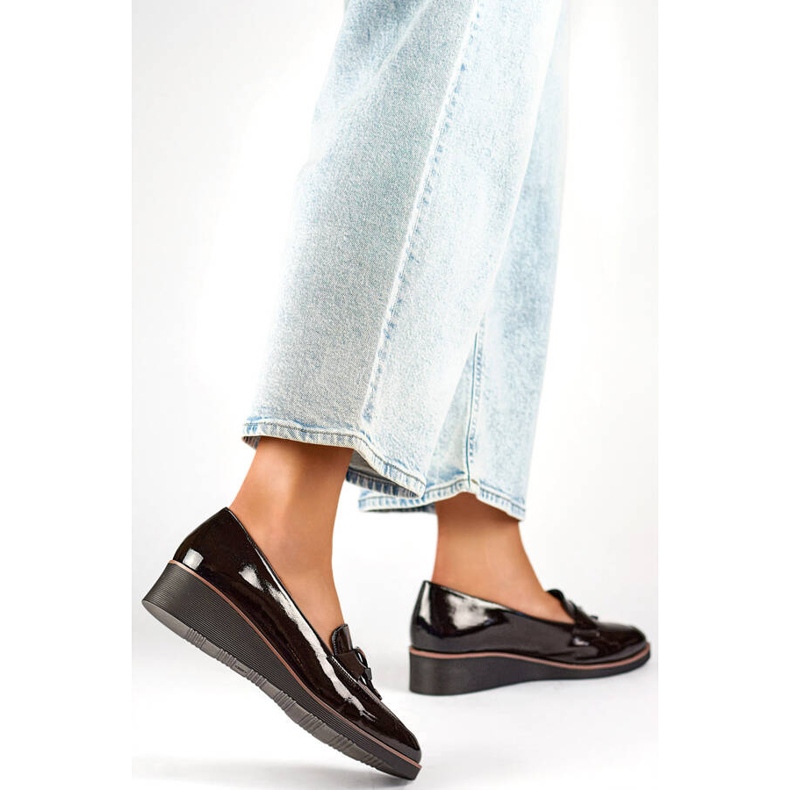 Pantofi cu pană din piele lăcuită de damă, negri, 24-58266B negru 2