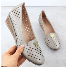 Pantofi pentru femei pe o pană deschisă cu un ornament de aur Vinceza 58472 1