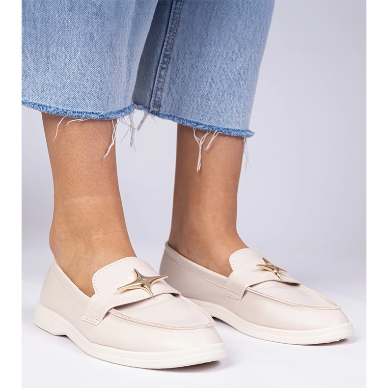 Plăcile pentru femei bej cu o decorare de aur 2