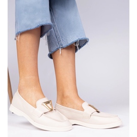 Plăcile pentru femei bej cu o decorare elegantă 1