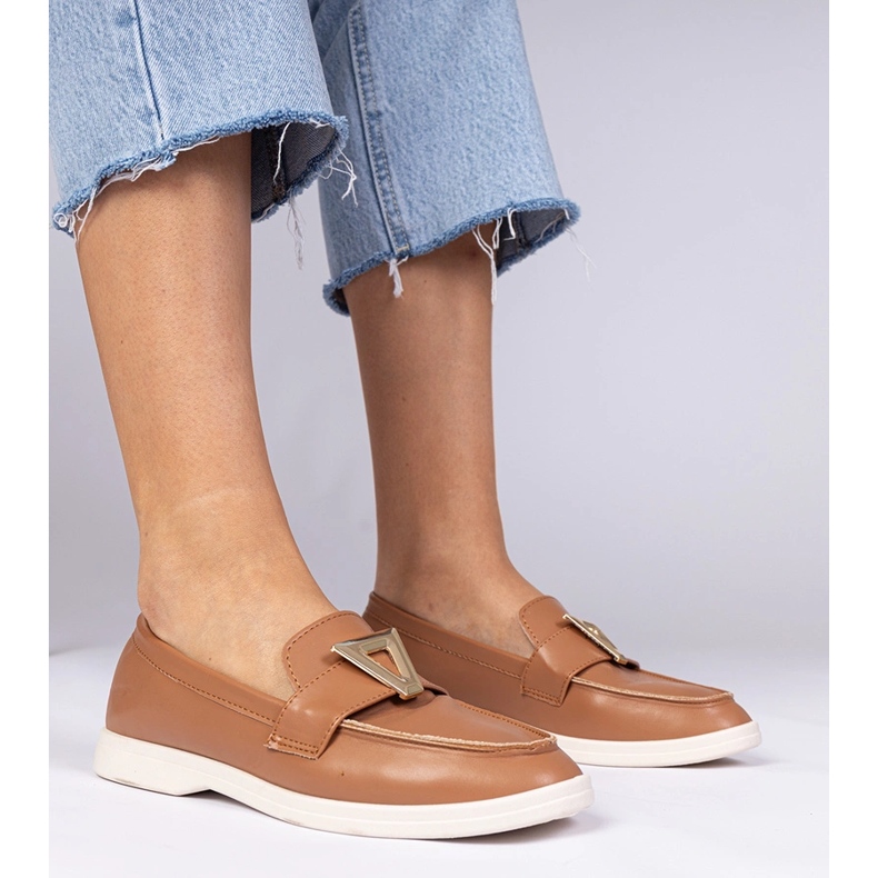 Plăcile de femei maro cu o decorare elegantă 1