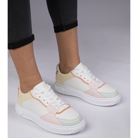 Adidași sportivi albi și galbeni de la eco-piele 1 Adidași sportivi albi și galbeni de la eco-piele 1