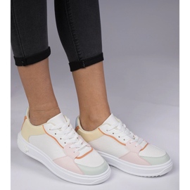 Adidași sportivi albi și galbeni de la eco-piele 2 Adidași sportivi albi și galbeni de la eco-piele 2