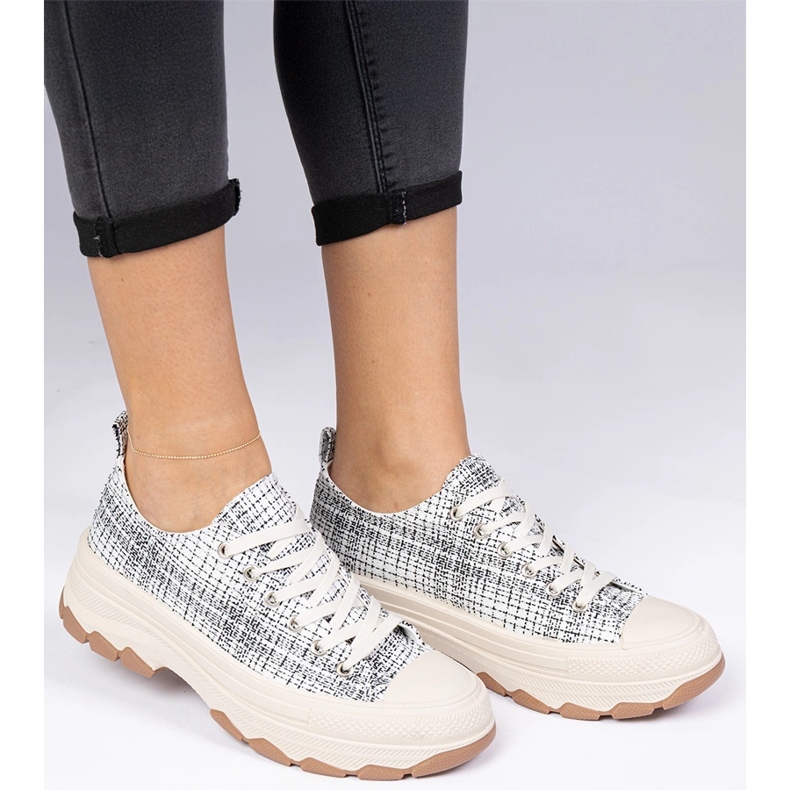 Adidași alb -negru pe o talpă groasă 1