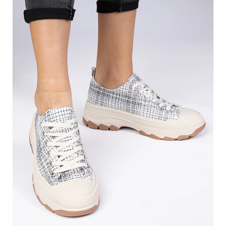 Adidași alb -negru pe o talpă groasă 2