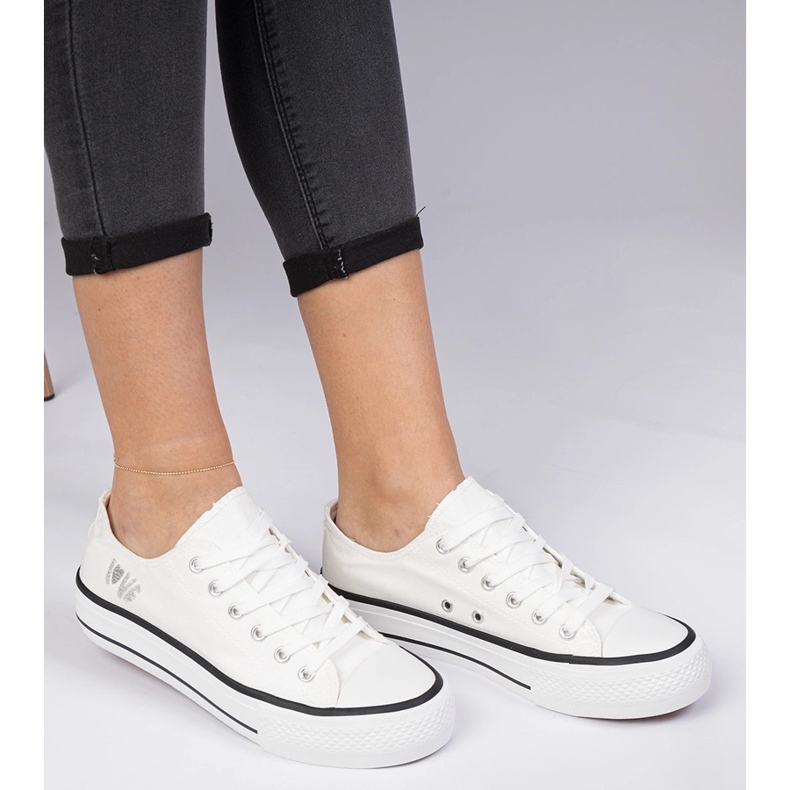 Adidatoarele albe clasice pentru femei 1