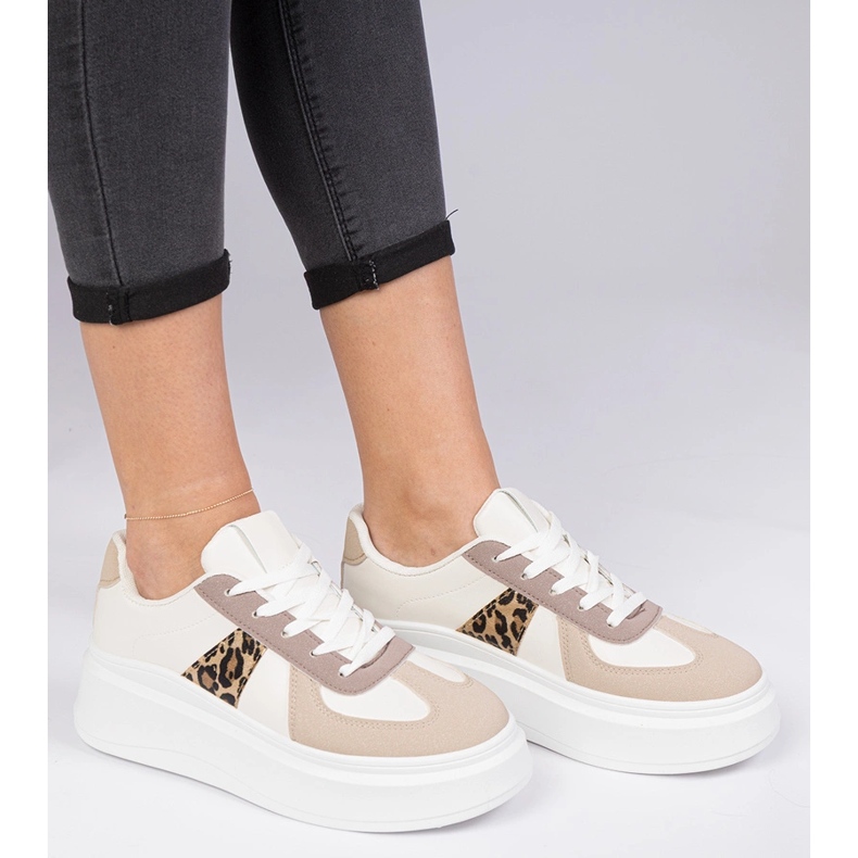 Adidași bej adidași pe platformă 1