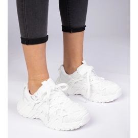 Adidași albi pe o talpă masivă 1