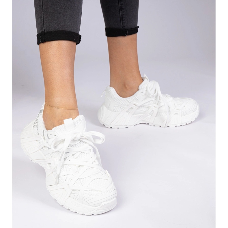 Adidași albi pe o talpă masivă 2