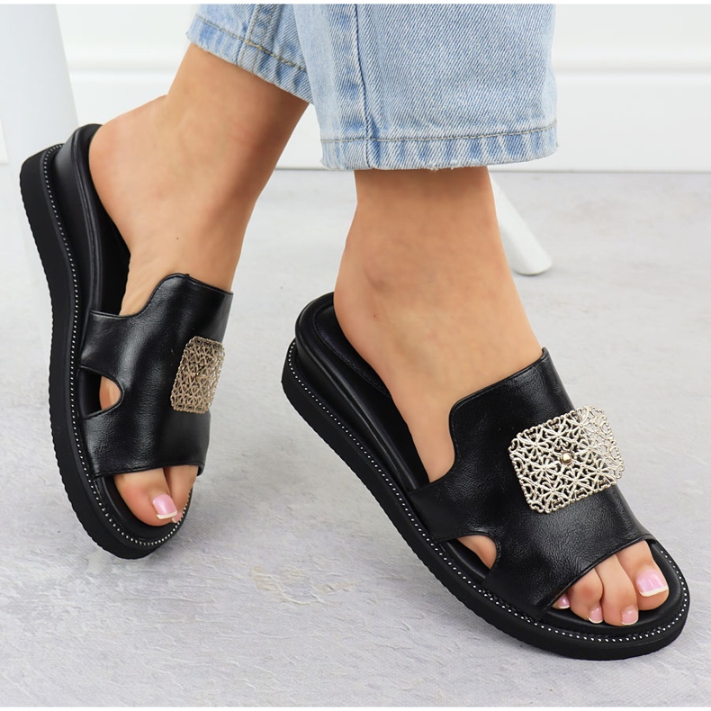 Papuci din piele ecologică pe platforma neagră cu un ornament al lui Jezzi 2267 negru 1