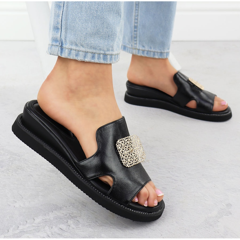 Papuci din piele ecologică pe platforma neagră cu un ornament al lui Jezzi 2267 negru 2