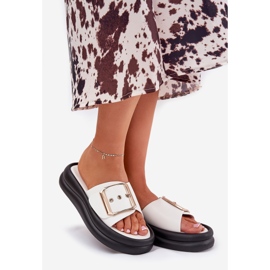 Flip -flops pentru femei pe o platformă masivă cu o cataramă albă decorativă 1