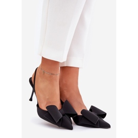 Tocuri înalte cu tocuri goale și un arc negru 1