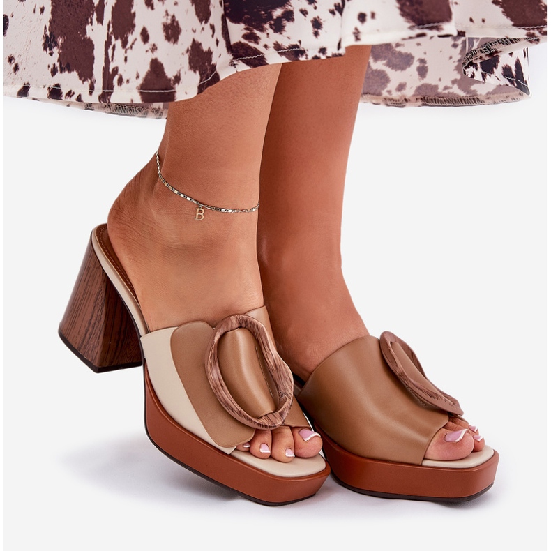 Flip -flops pentru femei cu o cataramă de cămilă maro 1