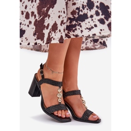 Sandale pentru femei pe postare cu un ornament și împletitură neagră negru 1