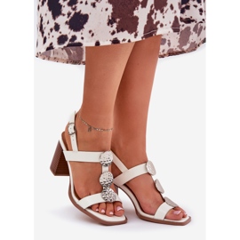 Sandale pentru femei pe postare cu o dungă decorativă albă 1