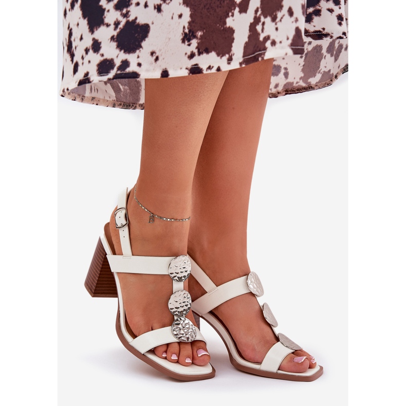 Sandale pentru femei pe postare cu o dungă decorativă albă 1