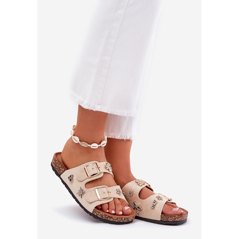 Papuci pentru femei pe o talpă din plută cu catarame și pini bej 1